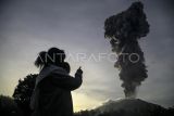 Seorang warga melihat erupsi dari kawah Gunung Ibu terlihat dari Desa Duono, Kabupaten Halmahera Barat, Maluku Utara, Rabu (15/1/2024).Berdasarkan data dari Pusat Vulkanologi dan Mitigasi Bencana Geologi (PVMBG) erupsi Gunung Ibu pada 15 Januari 2025 pukul 07:11 WIT tinggi kolom abu mencapai 4.000 meter di atas puncak atau 5.325 di atas permukaan laut dengan intensitas tebal condong ke arah barat dan laut dengan amplitudo maksimum 28 mm dan durasi 2 menit 11 detik. ANTARA FOTO/Andri Saputra/foc.