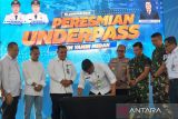 Wali Kota Medan Bobby Nasution (kanan) bersama Pj Sekda Kota Medan Topan Obaja Putra Ginting (kiri) meninjau underpass HM Yamin saat peresmian di Medan, Sumatera Utara, Rabu (15/1/2025). Pembangunan underpass sepanjang 426 meter yang menghubungkan Jalan Jawa menuju Jalan Gaharu tersebut bertujuan untuk mengurai kemacetan di wilayah itu. ANTARA FOTO/Fransisco Carolio