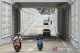 Wali Kota Medan Bobby Nasution (kanan) bersama Pj Sekda Kota Medan Topan Obaja Putra Ginting (kiri) meninjau underpass HM Yamin saat peresmian di Medan, Sumatera Utara, Rabu (15/1/2025). Pembangunan underpass sepanjang 426 meter yang menghubungkan Jalan Jawa menuju Jalan Gaharu tersebut bertujuan untuk mengurai kemacetan di wilayah itu.ANTARA FOTO/Fransisco Carolio