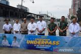 Wali Kota Medan Bobby Nasution (kanan) bersama Pj Sekda Kota Medan Topan Obaja Putra Ginting (kiri) meninjau underpass HM Yamin saat peresmian di Medan, Sumatera Utara, Rabu (15/1/2025). Pembangunan underpass sepanjang 426 meter yang menghubungkan Jalan Jawa menuju Jalan Gaharu tersebut bertujuan untuk mengurai kemacetan di wilayah itu.ANTARA FOTO/Fransisco Carolio