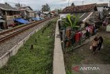 Warga berjalan di area permukiman pinggir rel kereta api di Kota Serang, Banten, Kamis (16/1/2025). Berdasarkan data Badan Pusat Statistik (BPS) Banten, jumlah penduduk miskin di Banten pada September 2024 sebanyak 777,49 ribu orang atau turun 14,12 ribu orang dibandingkan Maret 2024 dan turun 48,64 ribu orang dibandingkan Maret 2023. ANTARA FOTO/Angga Budhiyanto/gp