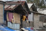 Angka kemiskinan di Banten Warga berjalan di area permukiman pinggir rel kereta api di Kota Serang, Banten, Kamis (16/1/2025). Berdasarkan data Badan Pusat Statistik (BPS) Banten, jumlah penduduk miskin di Banten pada September 2024 sebanyak 777,49 ribu orang atau turun 14,12 ribu orang dibandingkan Maret 2024 dan turun 48,64 ribu orang dibandingkan Maret 2023. ANTARA FOTO/Angga Budhiyanto/gp. Warga menjemur pakaian di permukiman pinggir rel kereta api di Kota Serang, Banten, Kamis (16/1/2025). Berdasarkan data Badan Pusat Statistik (BPS) Banten, jumlah penduduk miskin di Banten pada September 2024 sebanyak 777,49 ribu orang atau turun 14,12 ribu orang dibandingkan Maret 2024 dan turun 48,64 ribu orang dibandingkan Maret 2023. ANTARA FOTO/Angga BudhiyantoANTARA FOTO/Angga Budhiyanto (ANTARA FOTO/Angga Budhiyanto)