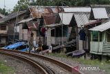 Angka kemiskinan di Banten menurun. Warga berjalan di area permukiman pinggir rel kereta api di Kota Serang, Banten, Kamis (16/1/2025). Berdasarkan data Badan Pusat Statistik (BPS) Banten, jumlah penduduk miskin di Banten pada September 2024 sebanyak 777,49 ribu orang atau turun 14,12 ribu orang dibandingkan Maret 2024 dan turun 48,64 ribu orang dibandingkan Maret 2023. ANTARA FOTO/Angga Budhiyanto/gp berjalan di area permukiman pinggir rel kereta api di Kota Serang, Banten, Kamis (16/1/2025). Berdasarkan data Badan Pusat Statistik (BPS) Banten, jumlah penduduk miskin di Banten pada September 2024 sebanyak 777,49 ribu orang atau turun 14,12 ribu orang dibandingkan Maret 2024 dan turun 48,64 ribu orang dibandingkan Maret 2023. ANTARA FOTO/Angga BudhiyantoANTARA FOTO/Angga Budhiyanto (ANTARA FOTO/Angga Budhiyanto)