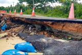 BPBD Lingga pasang geobag atasi abrasi akibat gelombang pasang