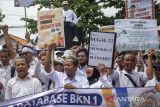 Tenaga honorer yang tergabung dalam Gerakan Forum Honorer Database BKN Indramayu melakukan aksi unjuk rasa di depan gedung DPRD Indramayu, Jawa Barat, Rabu (15/1/2025). Mereka menuntut pengangkatan yang diprioritaskan bagi pegawai honorer yang telah masuk database BKN untuk menjadi pegawai PPPK penuh waktu. ANTARA FOTO/Dedhez Anggara/agr
