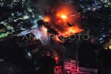 Foto udara kebakaran di Glodok Plaza, Taman Sari, Jakarta, Rabu (15/1/2025). Sebanyak 21 unit mobil pemadam kebakaran diterjunkan untuk memadamkan api yang masih menyala hingga Kamis (16/1) dini hari, sementara penyebab kebakaran belum diketahui. ANTARA FOTO/Indrianto Eko Suwarso/rwa. 