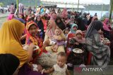 Sejumlah keluarga nelayan menyantap hidangan dengan menu khas kuah beulangong daging kerbau saat perayaan tradisi Kenduri Laut di Tempat Pendaratan Ikan (TPI) desa Lhoksudu, kecamatan Leupung, kabupaten Aceh Besar, Aceh,  Kamis (16/1/2025). Perayaan Kenduri Laot atau Kenduri Laut yang digelar nelayan sekali dalam setahun  itu sebagai bentuk rasa syukur atas limpahan rezeki dari Yang Maha Kuasa dan hingga saat ini  tetap dilestarikan warga pesisir sebagai budaya leluhur  dan kearifan lokal masyarakat pesisir di Aceh. ANTARA FOTO/Ampelsa.