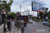 Pemkot turunkan papan reklame di kawasan bundaran kecil Palangka Raya