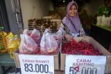 Warga memilih cabai di Warung Inflasi, Kota Serang, Banten, Jumat (17/1/2025). Pemerintah berupaya mengendalikan harga cabai yang naik sejak 2024 hingga awal 2025 karena gagal panen saat musim hujan dengan menggelar gerakan pangan murah untuk menyediakan cabai dengan harga terjangkau guna menjaga daya beli masyarakat. ANTARA FOTO/Muhammad Bagus Khoirunas/gp