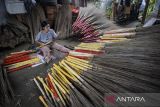 Perajin menyelesaikan pembuatan sapu lidi di Desa Sindangheula, Kabupaten Serang, Banten, Jumat (17/1/2025). Menurut perajin dalam sehari mereka mampu membuat 500 sapu lidi dan dijual ke berbagai daerah seperti Jakarta, Karawang, Lampung, dan Bekasi dengan harga Rp5.000 per buah.  ANTARA FOTO/Putra M. Akbar/gp 