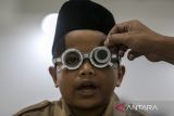 Seorang santri menjalani pemeriksaan kondisi mata saat pemeriksaan kesehatan mata dan pemberian kacamata gratis di Madrasah Aliyah Mathla'ul Anwar Linahdlatil Ulama, Kabupaten Pandeglang, Banten, Sabtu (18/1/2025). Rumah Sehat Baznas Banten menggelar pemeriksaan mata dengan menargetkan santri se-provinsi Banten dan memberikan sebanyak 600 kacamata gratis sebagai upaya mendeteksi kelainan serta penyakit mata santri sejak dini sehingga dapat memberi kelancaran dalam proses belajar mengajar. ANTARA FOTO/Angga Budhiyanto/gp