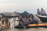 TNI AL dan warga bongkar pagar laut di Tangerang