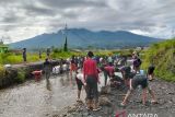 Warga dan Santri perbaiki akses jalan rusak karena banjir lahar dingin Marapi