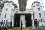 Warga berswafoto di cagar budaya Bendungan Lama Pamarayan, Kabupaten Serang, Banten, Sabtu (18/1/2025). Cagar budaya Bendungan Lama Pamarayan yang memiliki panjang 191,65 meter yang dibangun pemerintah Kolonial Belanda pada tahun 1905 tersebut kondisi sebelumnya terdapat coretan dinding kini telah selesai dipugar dan diharapkan dapat menjadi destinasi wisata unggulan sejarah di Banten. ANTARA FOTO/Muhammad Bagus Khoirunas/gp