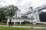 Warga berjalan di cagar budaya Bendungan Lama Pamarayan, Kabupaten Serang, Banten, Sabtu (18/1/2025). Cagar budaya Bendungan Lama Pamarayan yang memiliki panjang 191,65 meter yang dibangun pemerintah Kolonial Belanda pada tahun 1905 tersebut kondisi sebelumnya terdapat coretan dinding kini telah selesai dipugar dan diharapkan dapat menjadi destinasi wisata unggulan sejarah di Banten. ANTARA FOTO/Muhammad Bagus Khoirunas/gp