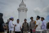 Menteri Kebudayaan Fadli Zon (ketiga kiri) didampingi Pj Gubernur Banten A. Damenta (kedua kiri) dan Kapolda Banten Irjen Pol Suyudi Ario Seto (ketiga kanan) berbincang saat mengunjungi Masjid Agung Banten di Kasemen, Kota Serang, Banten, Minggu (19/1/2025). Pada kunjungan tersebut Menteri Kebudayaan meninjau kondisi sejumlah bangunan cagar budaya bersejarah yang ada di kawasan Banten Lama. ANTARA FOTO/Putra M. Akbar/gp