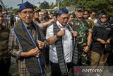 Menteri Kebudayaan Fadli Zon (kiri) bersama Pj Gubernur Banten A. Damenta (kedua kiri) memakai kain tenun dan ikat kepala Baduy di Benteng Speelwijk, Kasemen, Kota Serang, Banten, Minggu (19/1/2025). Pada kunjungan tersebut Menteri Kebudayaan meninjau kondisi sejumlah bangunan cagar budaya bersejarah yang ada di kawasan Banten Lama. ANTARA FOTO/Putra M. Akbar/gp