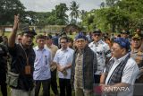 Menteri Kebudayaan Fadli Zon (kedua kanan) didampingi Pj Gubernur Banten A. Damenta (kanan) saat mengunjungi Benteng Speelwijk di Kasemen, Kota Serang, Banten, Minggu (19/1/2025). Pada kunjungan tersebut Menteri Kebudayaan meninjau kondisi sejumlah bangunan cagar budaya bersejarah yang ada di kawasan Banten Lama. ANTARA FOTO/Putra M. Akbar/gp