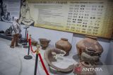 Pengunjung melihat koleksi gerabah yang ditampilkan di Museum Situs Kepurbakalaan Banten Lama, Kasemen, Kota Serang, Banten, Minggu (19/1/2025). Museum yang memiliki ribuan koleksi artefak peninggalan sejarah dan warisan budaya dari kawasan Banten Lama tersebut diresmikan pasca dilakukan revitalisasi. ANTARA FOTO/Putra M. Akbar/gp