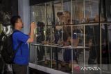 Pengunjung memotret koleksi gerabah yang ditampilkan di Museum Situs Kepurbakalaan Banten Lama, Kasemen, Kota Serang, Banten, Minggu (19/1/2025). Museum yang memiliki ribuan koleksi artefak peninggalan sejarah dan warisan budaya dari kawasan Banten Lama tersebut diresmikan pasca dilakukan revitalisasi. ANTARA FOTO/Putra M. Akbar/gp