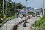 Sejumlah kendaraan melintas di ruas jalan tol Serang-Panimbang, Kabupaten Serang, Banten, Minggu (19/1/2025). PT Wijaya Karya (Persero) Tbk menyebutkan akses jalan tol Serang-Panimbang sepanjang 83,67 kilometer dirancang untuk mengurangi waktu tempuh Jabodetabek menuju Banten bagian selatan dari semula memiliki waktu tempuh 3-4 jam menjadi hanya 1-2 jam dan ditargetkan akan beroperasi sepenuhnya pada September dan Desember 2025. ANTARA FOTO/Muhammad Bagus Khoirunas/gp