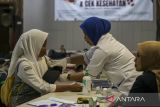 Petugas kesehatan memeriksa tekanan darah warga saat pemeriksaan kesehatan gratis di Kota Serang, Banten, Senin (20/1/2025). Kantor Komunikasi Kepresidenan menyebut pemerintah menyiapkan anggaran sebesar Rp4,7 triliun untuk program pemeriksaan kesehatan gratis yang akan digelar secara bertahap mulai Februari 2025 dengan menargetkan sebanyak 60 juta orang, dan diharapkan dapat melayani sebanyak 200 juta orang dalam lima tahun ke depan. ANTARA FOTO/Angga Budhiyanto/gp