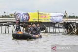 Personel TNI AL membongkar pagar laut yang terpasang di kawasan pesisir Tanjung Pasir, Kabupaten Tangerang, Banten, Sabtu (18/1/2025). Sebanyak 600 personel TNI AL dan para nelayan Tanjung Pasir membongkar pagar laut tanpa izin dengan target penyelesaian selama 10 hari dengan jarak sepanjang 30,16 km. ANTARA FOTO/Rivan Awal Lingga/YU/gp