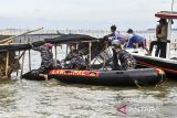 Sejumlah Personel TNI dan nelayan membongkar pagar laut yang terpasang di kawasan pesisir Tanjung Pasir, Kabupaten Tangerang, Banten, Sabtu (18/1/2025). Sebanyak 600 personel TNI AL dan para nelayan Tanjung Pasir membongkar pagar laut tanpa izin dengan target penyelesaian selama 10 hari dengan jarak sepanjang 30,16 km. ANTARA FOTO/Rivan Awal Lingga/YU/gp