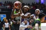 Pebasket Tangerang Hawks Basketball Christopher Deonte Bryant (kiri) dan Winston Swenjaya (tengah) berebut bola dengan pebasket Borneo Hornbills Christopher Jason Winata (kanan) pada pertandingan Indonesia Basketball League (IBL) 2025 di Indoor Stadium Sport Centre, Kabupaten Tangerang, Banten, Minggu (19/1/2025). Tangerang Hawks Basketball kalah atas Borneo Hornbills dengan skor 71-72.  ANTARA FOTO/Galih Pradipta