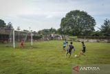 Sejumlah anak bermain sepak bola di Benteng Speelwijk, Kasemen, Kota Serang, Banten, Minggu (19/1/2025). Balai Pelestarian Kebudayaan Wilayah VIII melarang adanya kegiatan permainan sepak bola di area Benteng Speelwijk yang berpotensi merusak keutuhan struktur bangunan cagar budaya tersebut. ANTARA FOTO/Putra M. Akbar/gp