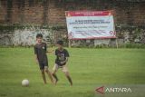 Sejumlah anak bermain sepak bola di dekat spanduk larangan di Benteng Speelwijk, Kasemen, Kota Serang, Banten, Minggu (19/1/2025). Balai Pelestarian Kebudayaan Wilayah VIII melarang adanya kegiatan permainan sepak bola di area Benteng Speelwijk yang berpotensi merusak keutuhan struktur bangunan cagar budaya tersebut. ANTARA FOTO/Putra M. Akbar/gp