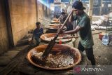 Pekerja mengaduk adonan dodol di sentra pembuatan kue Nyonya Lauw, Kota Tangerang, Banten, Selasa (21/1/2025). Jelang Hari Raya Imlek, permintaan dodol dan kue keranjang di tempat tersebut meningkat hingga dua kali lipat dan dijual kisaran harga Rp20 ribu hingga Rp50 ribu per kilogram. ANTARA FOTO/Galih Pradipta