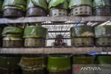 Pekerja membuat kue keranjang di sentra pembuatan kue Nyonya Lauw, Kota Tangerang, Banten, Selasa (21/1/2025). Jelang Hari Raya Imlek, permintaan dodol dan kue keranjang di tempat tersebut meningkat hingga dua kali lipat dan dijual kisaran harga Rp20 ribu hingga Rp50 ribu per kilogram. ANTARA FOTO/Galih Pradipta