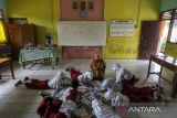 Sejumlah siswa mengikuti kegiatan belajar mengajar di SD Negeri Cilodan, Kota Cilegon, Banten, Selasa (21/1/2025). Pihak sekolah menuturkan, sekolah dasar yang saat ini hanya menyisakan sebanyak 55 siswa dari lima kelas dan sudah tidak menerima peserta didik baru tersebut terancam menghentikan operasionalnya dari aktivitas belajar mengajar karena jumlah siswa yang terlalu sedikit setelah wilayah ini ditinggalkan penduduk karena terdampak rencana perluasan pabrik kimia. ANTARA FOTO/Angga Budhiyanto/gp