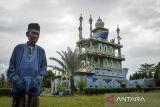 Pengunjung berjalan di dekat Masjid Kapal Bosok di Curug, Kota Serang, Banten, Selasa (21/1/2025). Masjid berbentuk kapal yang didirikan pada tahun 2014 oleh santri Pesantren Darul Salam tersebut dibuat berdasarkan kisah sejarah Ulama Banten Ki Angga Derpa dan saat ini menjadi salah satu destinasi wisata religi di Kota Serang. ANTARA FOTO/Putra M. Akbar/gp