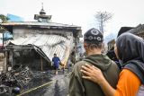 Sejumlah warga melihat lokasi kebakaran permukiman padat penduduk di Jalan Kemayoran Gempol, Kemayoran, Jakarta, Selasa (21/1/2025). Sebanyak 34 unit mobil pemadam dengan 170 personel dikerahkan untuk menangani kebakaran yang bersumber dari kompor api itu dan berdampak pada 543 rumah dengan taksiran kerugian Rp6.327.000.000. ANTARA FOTO/Sulthony Hasanuddin/foc.