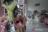 Pelaku UMKM melakukan siaran langsung penjualan buket bunga melalui aplikasi belanja daring (e-commerce) di Pink Flowery, Kota Serang, Banten, Rabu (22/1/2025). Kementerian Komunikasi dan Digital siap mendorong transformasi digital bagi para pelaku Usaha Mikro, Kecil, dan Menengah (UMKM) dengan melakukan beberapa inisiatif diantaranya melakukan kerja sama dengan banyak media dan mitra kolaborator untuk memberikan pemahaman tentang literasi digital kepada masyarakat serta melakukan pendampingan UMKM untuk go digital. ANTARA FOTO/Angga Budhiyanto/gp