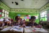 Siswa mengikuti kegiatan belajar mengajar di SD Negeri Inpres Cikeusal, Kabupaten Serang, Banten, Rabu (22/1/2025). Menurut pihak sekolah, selama enam tahun sekolah tersebut masih berada di samping jalan tol Serang-Panimbang dan hingga kini belum direlokasi sehingga menyebabkan empat ruang kelas mengalami kerusakan seperti atap bolong, tembok retak, jendela, dan akses jalan menuju sekolah rusak akibat getaran dari kendaraan yang melintas di tol. ANTARA FOTO/Muhammad Bagus Khoirunas/gp