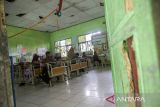 Siswa mengikuti kegiatan belajar mengajar di SD Negeri Inpres Cikeusal, Kabupaten Serang, Banten, Rabu (22/1/2025). Menurut pihak sekolah, selama enam tahun sekolah tersebut masih berada di samping jalan tol Serang-Panimbang dan hingga kini belum direlokasi sehingga menyebabkan empat ruang kelas mengalami kerusakan seperti atap bolong, tembok retak, jendela, dan akses jalan menuju sekolah rusak akibat getaran dari kendaraan yang melintas di tol. ANTARA FOTO/Muhammad Bagus Khoirunas/gp