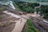 Foto udara kondisi rel kereta api km 32+5/7 antara Stasiun Gubug - Karangjati yang tanggul penyangganya amblas tergerus banjir luapan air Sungai Tuntang di Gubug, Kabupaten Grobogan Jawa Tengah, Selasa (21/1/2025). Hingga pukul 18.30 WIB, petugas PT KAI (Persero) DAOP 4 Semarang masih terus melakukan perbaikan jalur kereta api yang terdampak luapan air di jalur tersebut, sementara itu sejumlah perjalanan kereta api yang terganggu telah dilakukan rekayasa pola operasi berupa pengalihan rute perjalanan kereta api dan pembatalan beberapa perjalanan. ANTARA FOTO/Aji Styawan/nym.