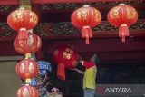 Pekerja memasang lampion altar di Vihara Avalokitesvara Banten, Kota Serang, Banten, Kamis (23/1/2025). Kegiatan pembersihan dan menghias Klenteng dengan aneka hiasan tersebut untuk mempersiapkan kelengkapan sembahyang dalam rangka menyambut perayaan Tahun Baru Imlek 2576/2025. ANTARA FOTO/Muhammad Bagus Khoirunas/gp