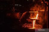 Pekerja melakukan peleburan timah di Divisi Pengolahan dan Peleburan Unit Metalurgi PT Timah Tbk di Mentok, Kabupaten Bangka Barat, Kepulauan Bangka Belitung, Rabu (22/1/2025). Sepanjang tahun 2024 PT Timah Tbk mencatatkan ekspor timah sebesar 91 persen di antaranya ke Singapura 16 persen, Korea Selatan 15 persen, India 11 persen, Jepang 10 persen, Amerika Serikat 9 persen, Belanda 8 persen dan sisanya ke sejumlah negara lainnya. ANTARA FOTO/Nova Wahyudi/tom.