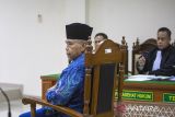 Pimpinan Pondok Pesantren Al-Zaytun Panji Gumilang bersiap mengikuti sidang perdana kasus Tindak Pidana Pencucian Uang (TPPU) di Pengadilan Negeri (PN) Indramayu, Jawa Barat, Kamis (23/1/2025). Dalam sidang tersebut Panji Gumilang didakwa melakukan Tindak Pidana Pencucian Uang dengan menyalahgunakan dana Yayasan Pesantren Indonesia (YPI). ANTARA FOTO/Dedhez Anggara/agr