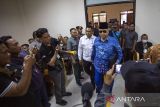 Pimpinan Pondok Pesantren Al-Zaytun Panji Gumilang memasuki ruang sidang untuk menjalani sidang perdana kasus Tindak Pidana Pencucian Uang (TPPU) di Pengadilan Negeri (PN) Indramayu, Jawa Barat, Kamis (23/1/2025). Dalam sidang tersebut Panji Gumilang didakwa melakukan Tindak Pidana Pencucian Uang dengan menyalahgunakan dana Yayasan Pesantren Indonesia (YPI). ANTARA FOTO/Dedhez Anggara/agr