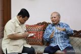 Mantan menteri Emil Salim beri pesan, Presiden Prabowo catat sendiri dengan balpoint