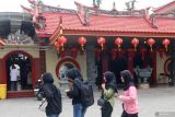 Sejumlah pengunjung mengamati bangunan Klenteng Tjoe Hwie Kiong di Kota Kediri, Jawa Timur, Kamis (23/1/2025). Klenteng cagar budaya yang berdiri sejak tahun 1817 tersebut dibuka untuk umum dan menjadi wisata budaya lintas iman tanpa dipungut biaya. ANTARA Jatim/Prasetia Fauzani/mas.