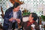 Presiden Kelima RI yang juga Ketua Umum PDI Perjuangan Megawati Soekarnoputri (kanan) berbicara dengan putrinya yang juga Ketua DPR Puan Maharani (kiri) dalam perayaan HUT ke-78 Megawati di Istana Batu Tulis, Kota Bogor, Jawa Barat, Kamis (23/1/2025). Megawati merayakan hari ulang tahunnya secara sederhana dan tertutup bersama keluarga, sahabatnya, serta sejumlah perwakilan kader PDI Perjuangan. ANTARA FOTO/Monang Sinaga/app/tom.