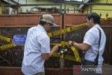 Petugas memasang garis batas saat penyegelan salah satu distributor Minyakita di Mauk, Kabupaten Tangerang, Banten, Jumat (24/1/2025). Kementerian Perdagangan melakukan penyegelan terhadap PT Navyta Nabati Indonesia (NNI) dan menyita sebanyak 7.800 botol dan 275 kardus Minyakita karena diduga melakukan pelanggaran. ANTARA FOTO/Putra M. Akbar/gp