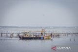 Nelayan melewati pagar laut untuk berlayar di Pantai Anom, Desa Kohod, Kabupaten Tangerang, Banten, Jumat (24/1/2025).Kementerian Agraria dan Tata Ruang/Badan Pertanahan Negara membatalkan sebanyak 50 Sertifikat Hak Guna Bangunan (SHGB) dan Sertifikat Hak Milik (SHM) yang berada di desa tersebut sebagai tindak lanjut adanya pagar bambu ilegal di kawasan laut Kabupaten Tangerang. ANTARA FOTO/Putra M. Akbar/gp