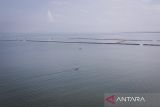 Foto udara kapal nelayan berlayar di dekat pagar laut di Pantai Anom, Desa Kohod, Kabupaten Tangerang, Banten, Jumat (24/1/2025). Kementerian Agraria dan Tata Ruang/Badan Pertanahan Negara membatalkan sebanyak 50 Sertifikat Hak Guna Bangunan (SHGB) dan Sertifikat Hak Milik (SHM) yang berada di desa tersebut sebagai tindak lanjut adanya pagar bambu ilegal di kawasan laut Kabupaten Tangerang. ANTARA FOTO/Putra M. Akbar/gp